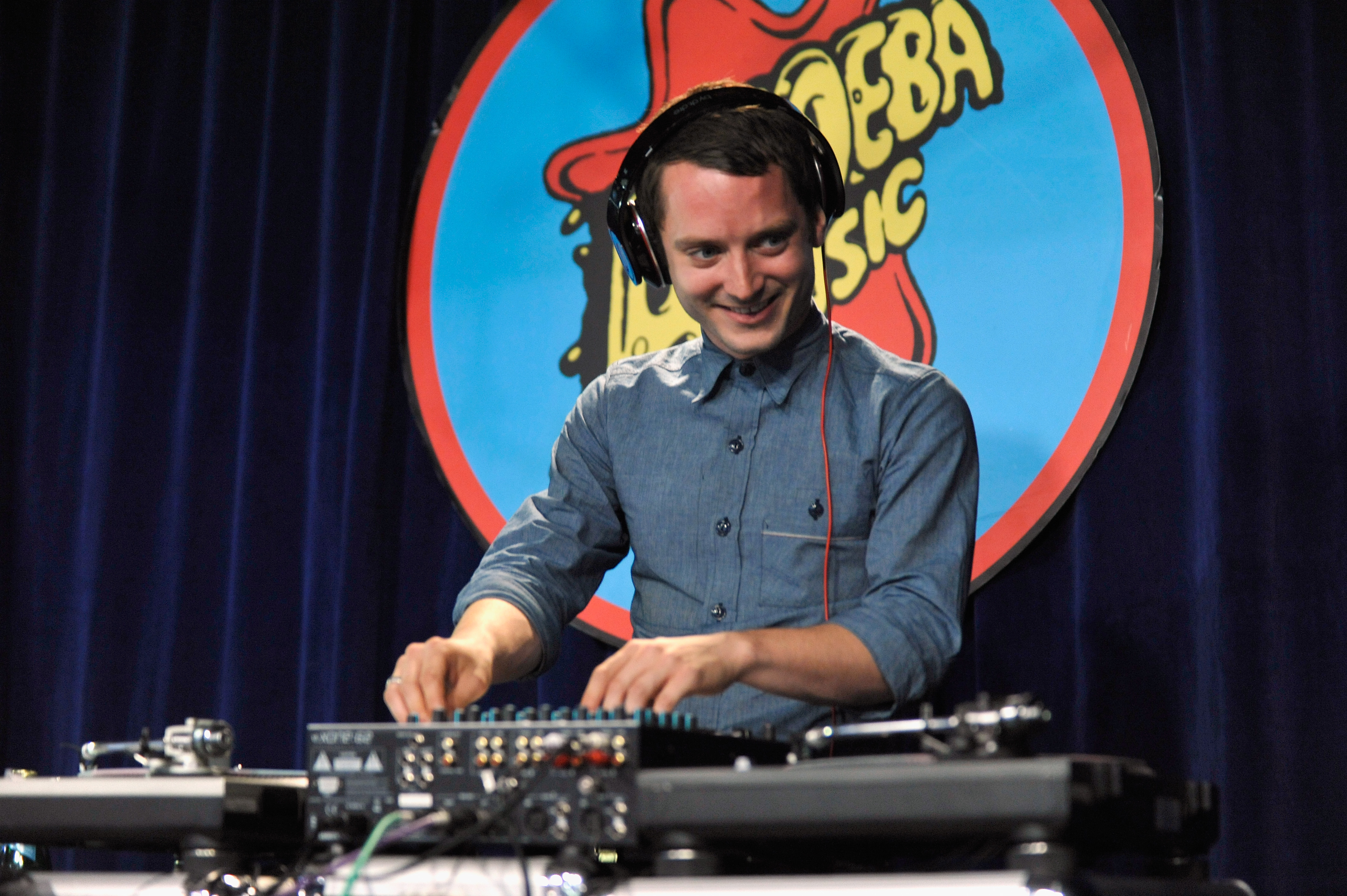 Heloise_The_Savoir_Faire_at_Amoeba_Music_2013_281529.jpg Heloise_The_Savoir_Faire_at_Amoeba_Music_2013_281529.jpg