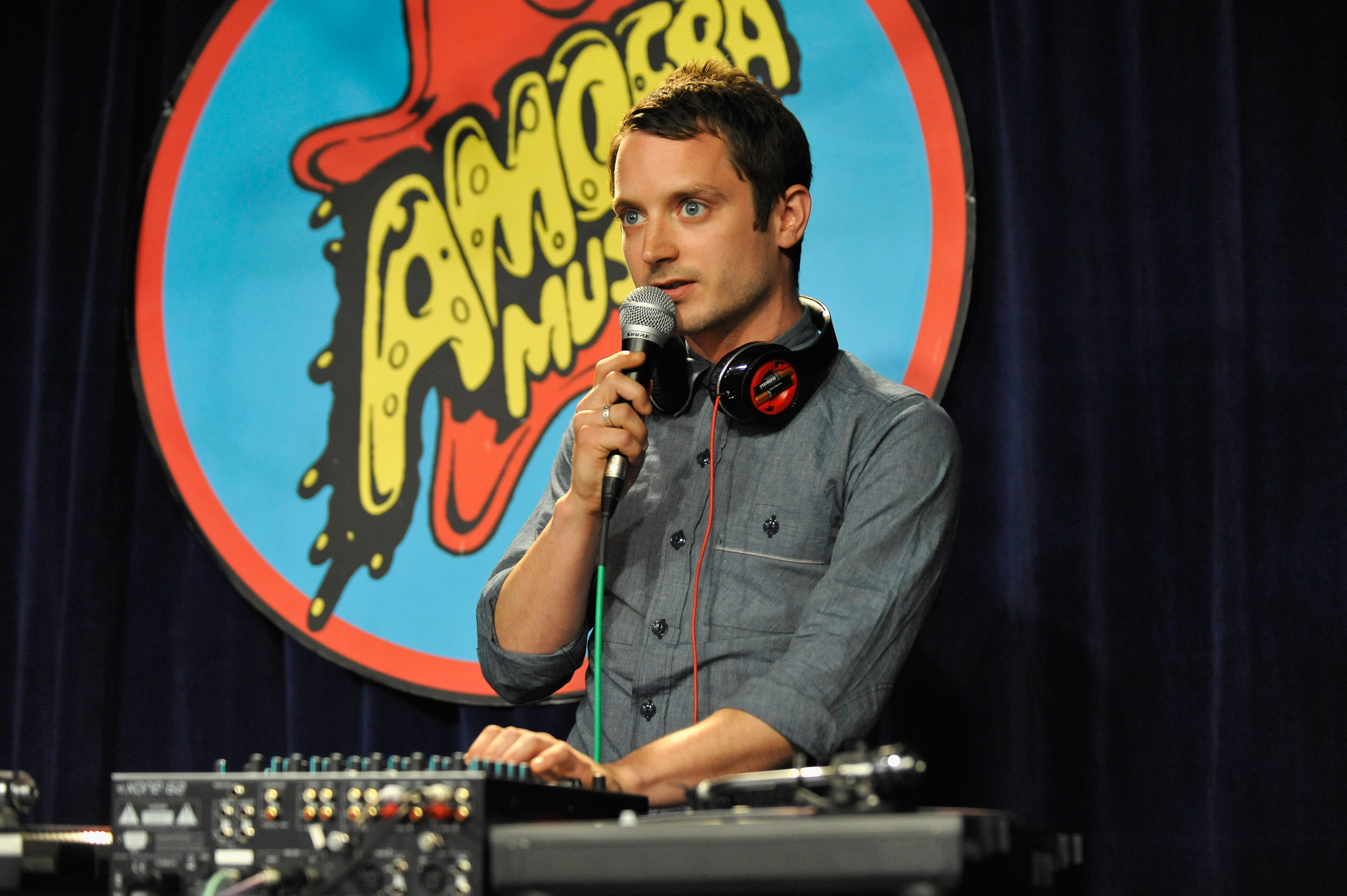 Heloise_The_Savoir_Faire_at_Amoeba_Music_2013_28829.jpg Heloise_The_Savoir_Faire_at_Amoeba_Music_2013_28829.jpg