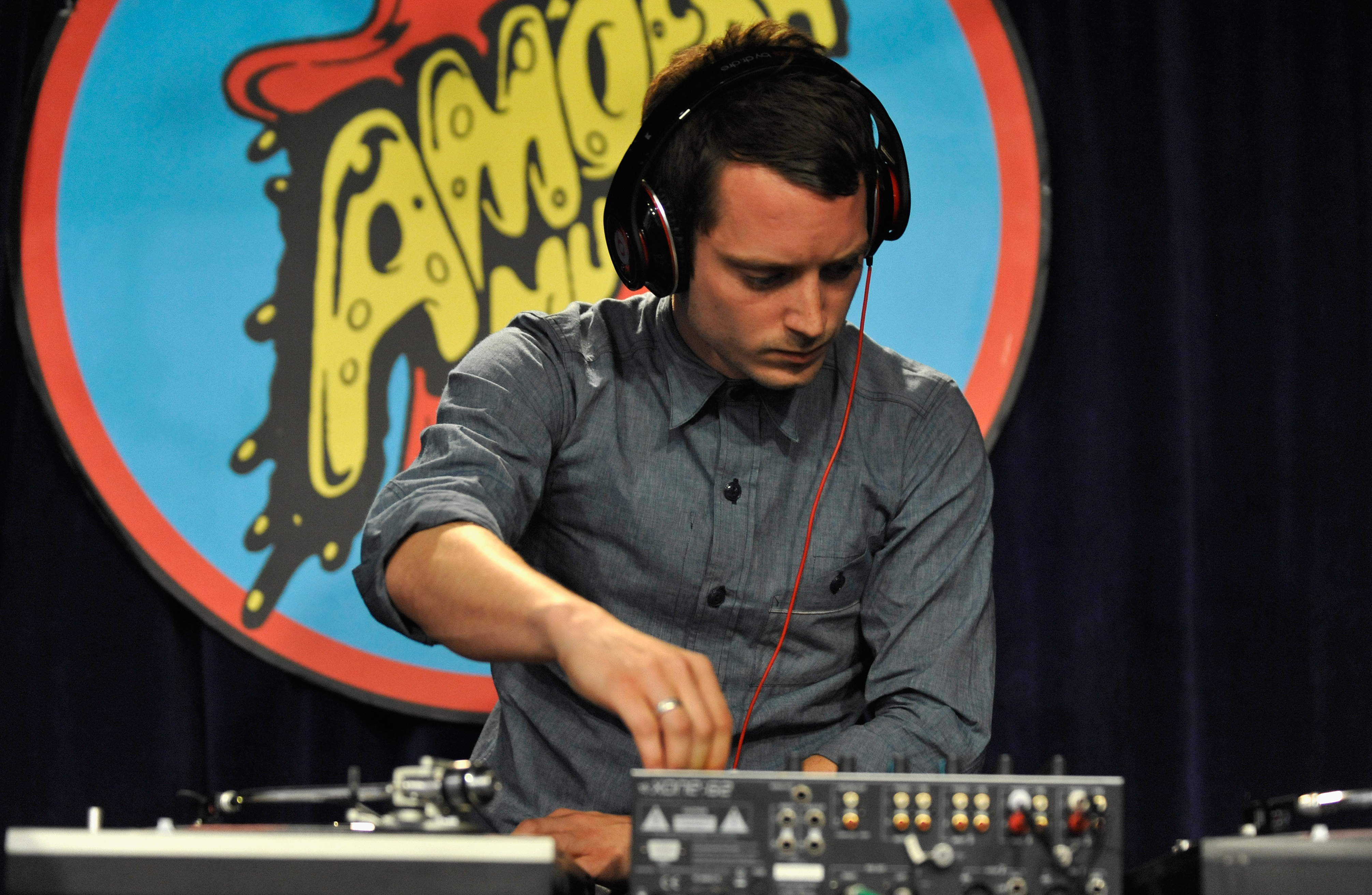 Heloise_The_Savoir_Faire_at_Amoeba_Music_2013_28929.jpg Heloise_The_Savoir_Faire_at_Amoeba_Music_2013_28929.jpg